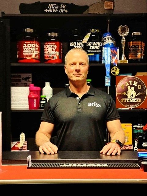 Aigner Norbert a recepciós pult mögött