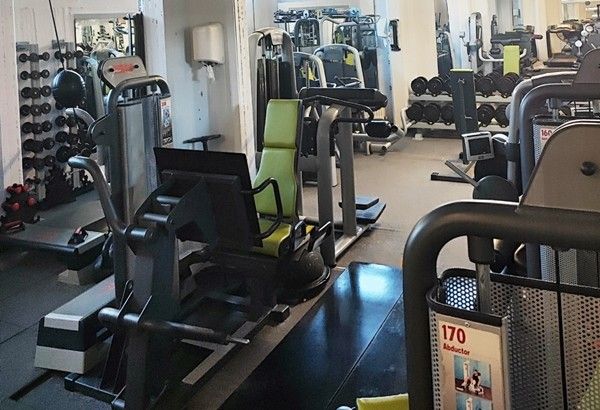 Erősítő gépek sora, elöl a lábtoló gép